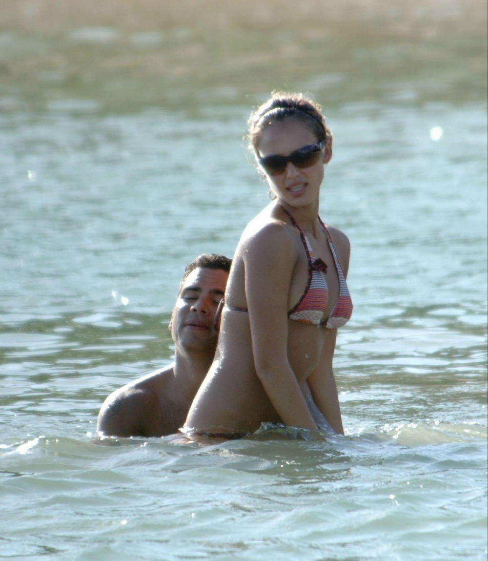 Jessica Alba sur la plage